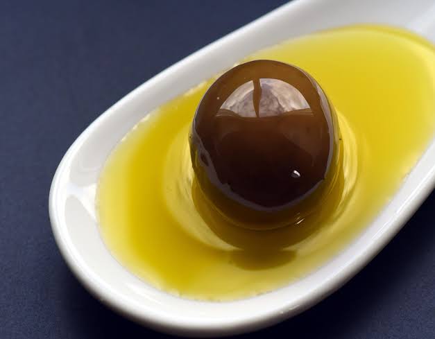 Olive oil is rich in antioxidants, particularly phenolic compounds such as hydroxytyrosol and oleuropein.