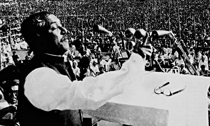 রেসকোর্স ময়দানে ৭ মার্চ, ১৯৭১ তারিখে বঙ্গবন্ধু শেখ মুজিবুর রহমান ভাষণ প্রদান করছেন